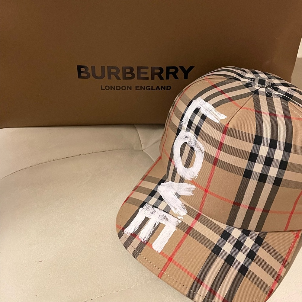 Burberry Love Print Vintage Check Baseball Cap unixes